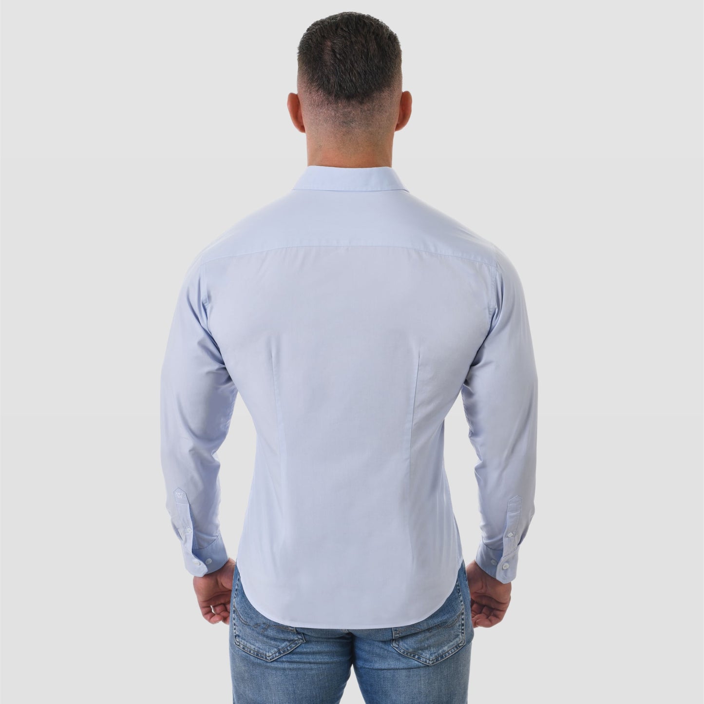 Bodybuilder im Hemd Hellblaues Businesshemd von Wiehenstahl - Rückenansicht