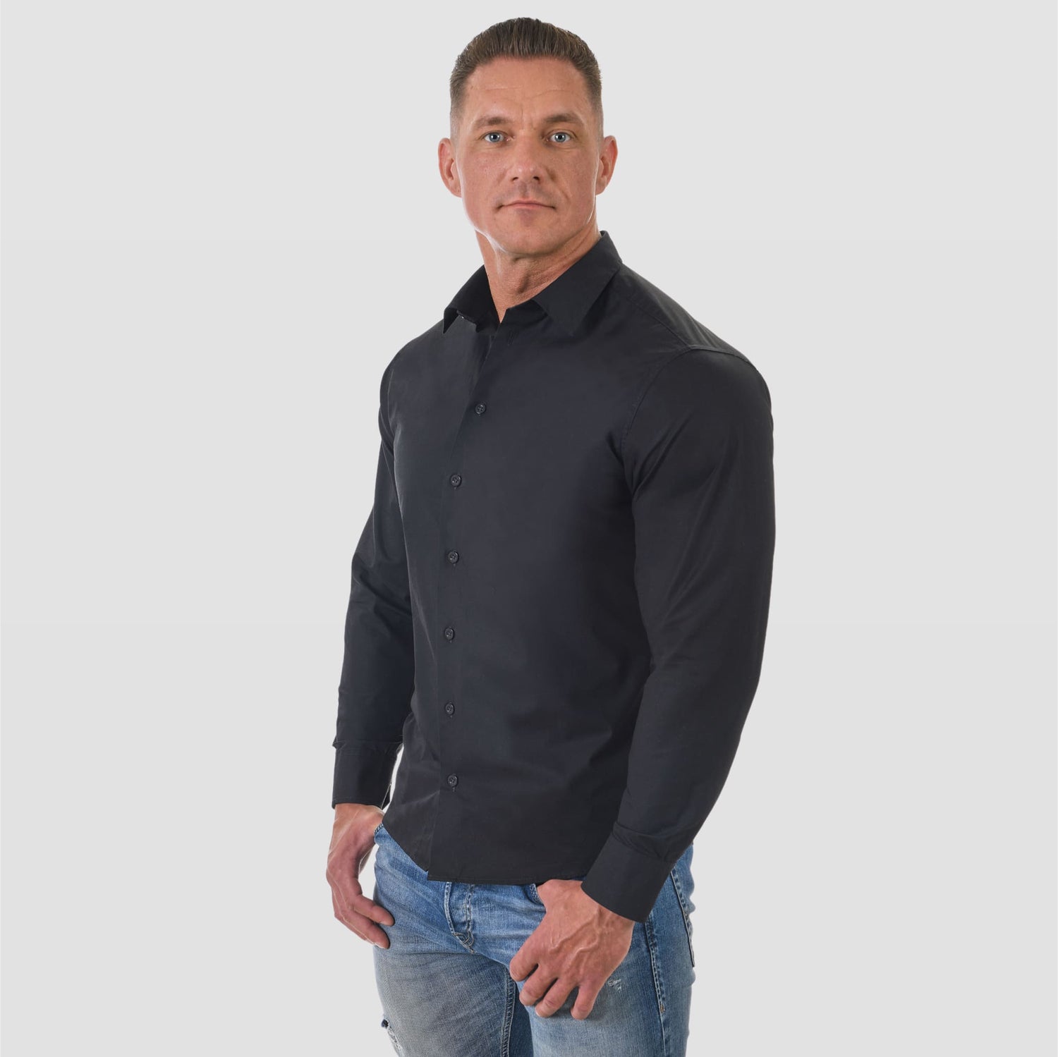 Bodybuilder im Hemd. Schwarzess Businesshemd von Wiehenstahl - Frontansicht Business