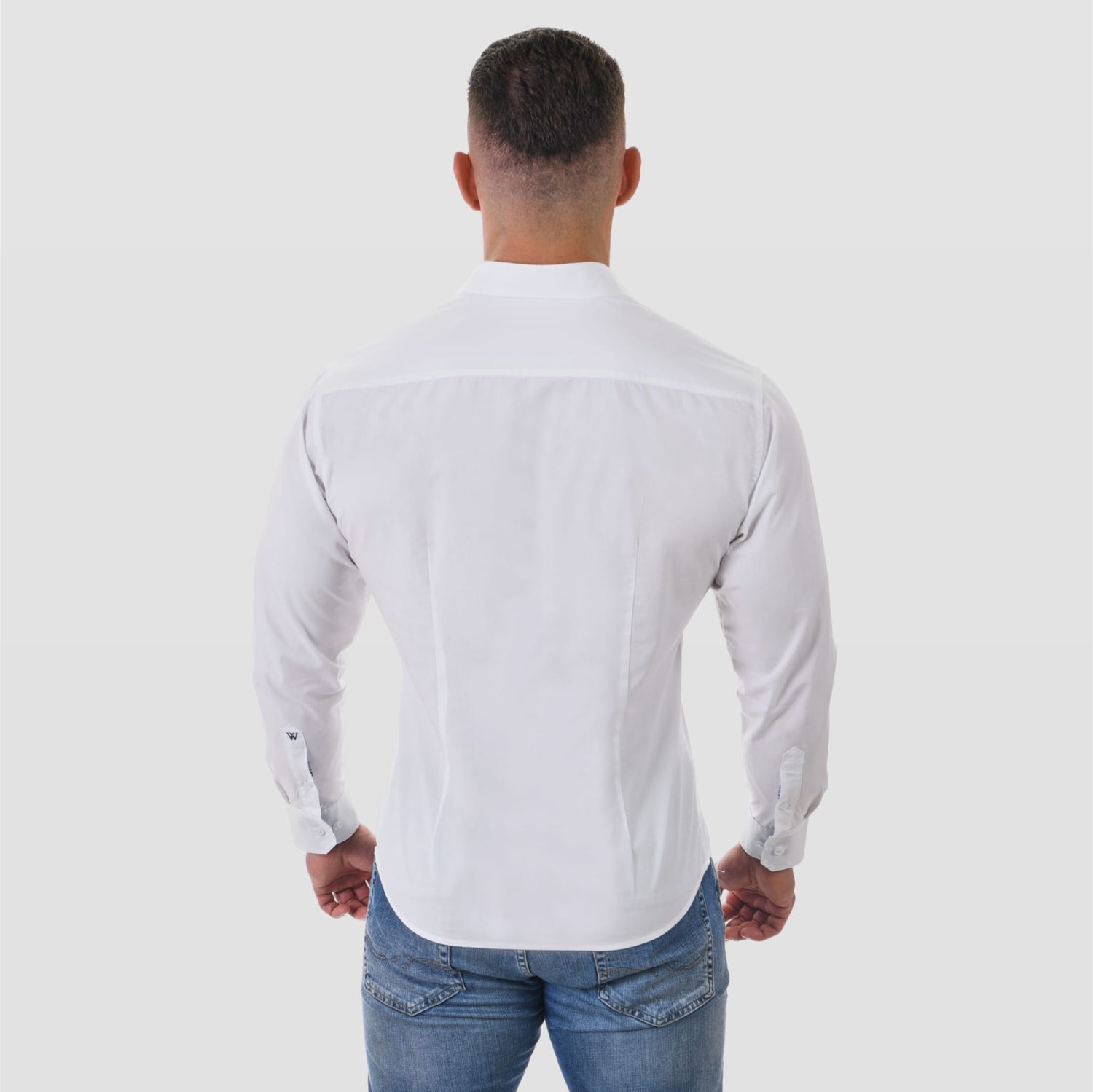 Bodybuilder im Hemd. Weißess Businesshemd von Wiehenstahl - Rückenansicht